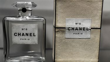 En esta foto de archivo tomada el 25 de septiembre de 2020, muestra una antigua botella de perfume Chanel N ° 5 exhibida durante la exposición Gabrielle Chanel, manifiesto de moda en el museo de moda Galliera Palais, en París.&nbsp; 