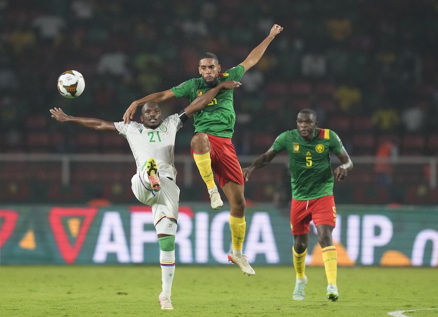 El Fardou Ben Nabouhane (izquierda) de Comoros va por el balón junto a JC Castelletto de Camerún durante el partido de octavos de final de la Copa Africana de Naciones, en el estadio Olembe de Yaundé, Camerún, el lunes 24 de enero de 2022.&nbsp;