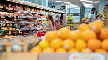 Personas observan precios de los productos en un supermercado en Washington D.C.