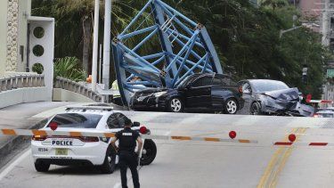 Un trabajador de construcción murió y dos personas fueron hospitalizadas después de que parte de una grúa cayó sobre el puente del suroeste de la tercera avenida que atraviesa el río New, el jueves 4 de abril de 2024, en el centro de Fort Lauderdale, Florida. 