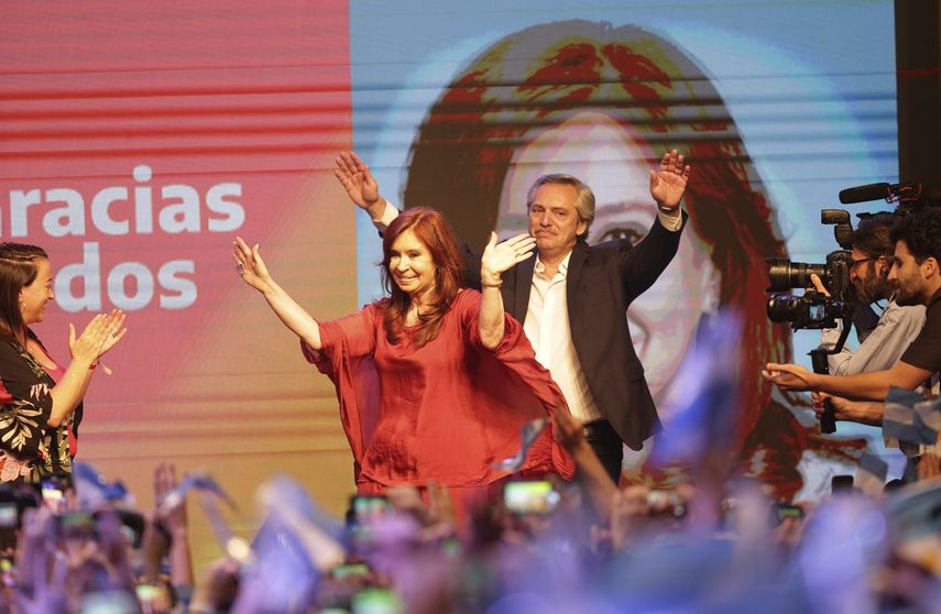 El candidato presidencial peronista Alberto Fernández y su compañera de fórmula, la expresidenta Cristina Fernández saludan a los partidarios después de que el actual presidente Mauricio Macri admitió la derrota al final del día de las elecciones en Buenos Aires, Argentina, el domingo 27 de octubre de 2019. 