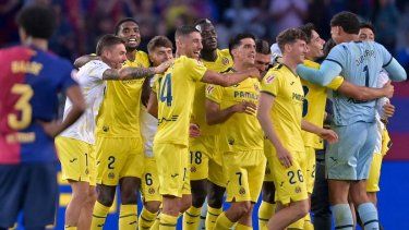 Jugadores del Villarreal celebran luego de superar al Barcelona en un partido, el 18 de mayo de 2025.
