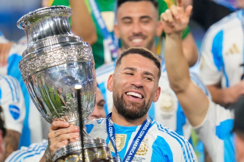 El defensor de Argentina Nicolás Otamendi celebra con el trofeo después de vencer a Colombia en la final de la Copa América en Miami, 15 de julio, 2024.