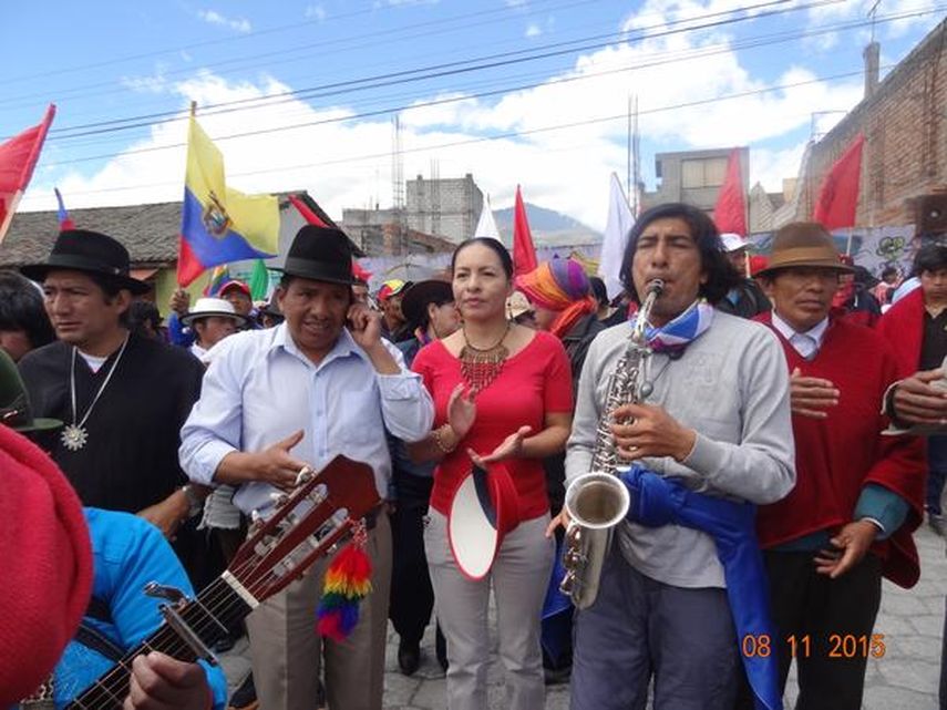 Dirigentes indígenas encabezan una marcha de protesta en Machachi, el 11AGO15. (@alexremache)