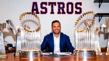 El venezolano José Altuve durante la conferencia de prensa de los Astros de Houston, mientras firma la extensión de contrato por cinco años&nbsp;