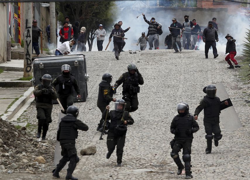 Simpatizantes del expresidente Evo Morales confrontan a la polic&iacute;a en La Paz, Bolivia, el lunes 11 de noviembre del 2019.&nbsp;