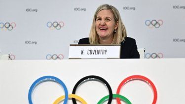 La presidenta del Comité Olímpico Internacional (COI), la zimbabuense Kirsty Coventry, reacciona durante su primera conferencia de prensa durante al mando, el 20 de marzo de 2025.