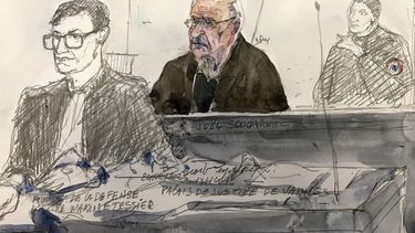 Este boceto judicial creado el 24 de febrero de 2025 muestra al cirujano retirado Joel Le Scouarnec (centro) junto a su abogado Maxime Tessier (izq.) durante una audiencia el día de apertura de su juicio por agresión o violación a 299 pacientes en el Tribunal Penal de Vannes.