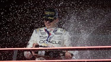Max Verstappen de Red Bull rocía champaña en el podio tras ganar el Gran Premio de Las Vegas, el sábado 18 de noviembre de 2023 en Las Vegas.