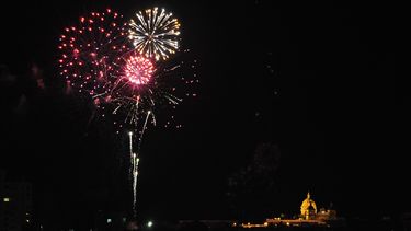 Imagen referencial de una noche de fuegos artificiales.