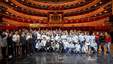 La orquesta de Cateura surgió hace más de 15 años de la mano de Favio Chávez, músico y técnico de medio ambiente y actualmente director de la formación musical. 