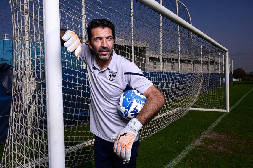 Gianluigi Buffon, conocido como Gigi, futbolista italiano, portero y capitán del Parma Football Club, excampeón mundial de 2006 y vicecampeón de Europa en 2012 con la selección italiana, es fotografiado durante una entrevista en el Collecchio Sports Center, en Parma el 27 de octubre de 2022. El legendario portero italiano Buffon anunció su retiro en las redes sociales el 2 de agosto de 2023. &nbsp;