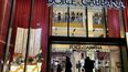 Personas de pie fuera de la tienda de Dolce & Gabbana en la Quinta Avenida el 21 de noviembre de 2021 en Nueva York.&nbsp;