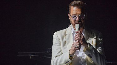Willy Chirino actúa en el James L. Knight Center, en Miami, con motivo de la celebración de 50 años de carrera artística.&nbsp;