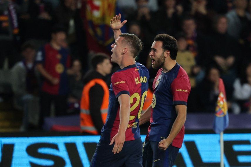 El delantero español #20 del Barcelona, Daniel Olmo (izq.), celebra el primer gol de su equipo durante el partido de la liga española entre el FC Barcelona y el RCD Mallorca en el Estadi Olimpic Lluis Companys en Barcelona, el 22 de abril de 2025.  El delantero español #20 del Barcelona, Daniel Olmo (izq.), celebra el primer gol de su equipo durante el partido de la liga española entre el FC Barcelona y el RCD Mallorca en el Estadi Olimpic Lluis Companys en Barcelona, el 22 de abril de 2025.