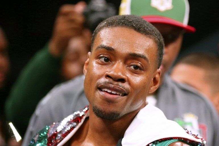 En esta fotografía de archivo del 16 de marzo de 2019, Errol Spence Jr. hace un gesto para las cámaras de televisión antes de una pelea de boxeo por el Campeonato Mundial de Peso Welter de la FIB contra Mikey García, en Arlington, Texas. 