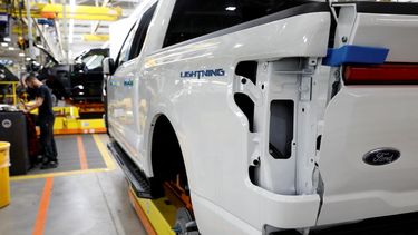 Empleado en una de las plantas de ensamblaje de Ford en Estados Unidos.