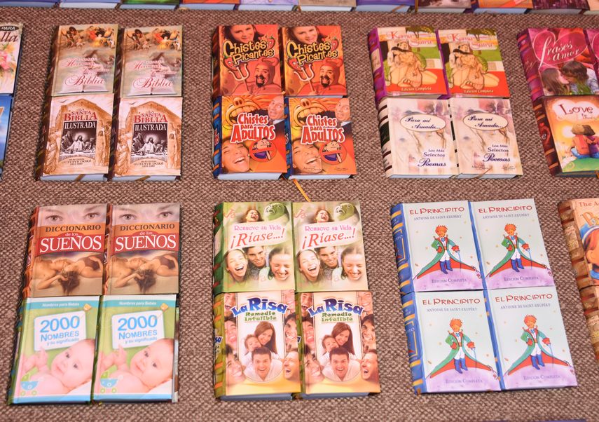 Entre la oferta de libros puede encontrar clásicos como El Principito, una versión ilustrada de la Biblia, un diccionario para descifrar sueños o sugerencias de nombres.&nbsp;