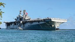 El buque USS Bataam arriba a Miami.