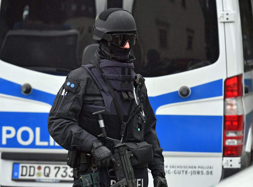 La Policía de Sajonia confirmó en su cuenta de Twitter que las fuerzas especiales han accedido a una vivienda en el noroeste de la ciudad en la que se cree que reside un conocido del presunto terrorista