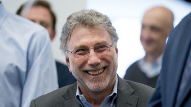 El director ejecutivo del Washington Post, Marty Baron, sonríe en la redacción del diario al ganar dos premios Pulitzer, Washington, 16 de abril de 2018. Baron, uno de los periodistas más prestigiosos de Estados Unidos, anunció el martes 26 de enero de 2021 su retiro a fin de febrero.&nbsp;