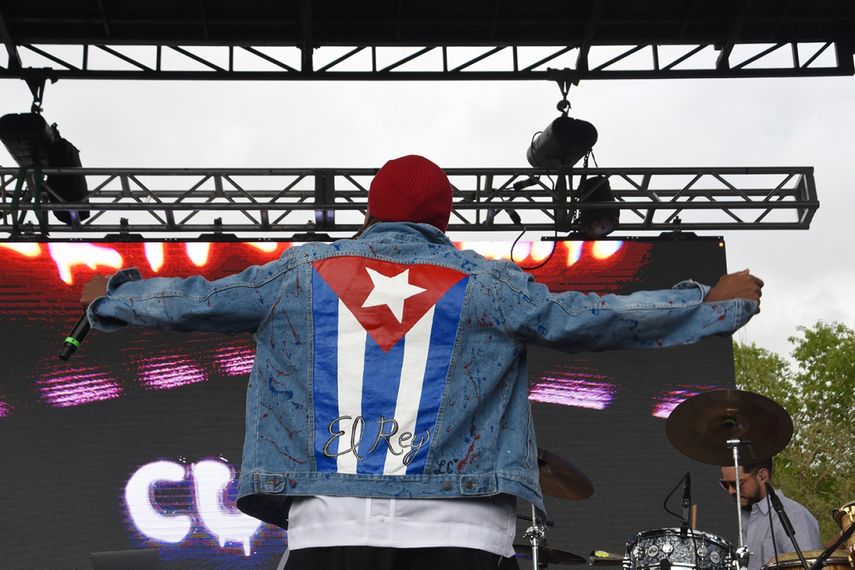 Yotuel luce una chaqueta de jean con la bandera cubana durante su presentación en el Festival de Música de la Calle Ocho como el rey del Carnaval de Miami.&nbsp;