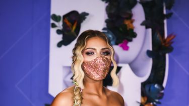La ganadora del reality show de Nuestra Belleza Latina, Migbelis Castellanos, a su llegada a la alfombra de los Premios Juventud 2020. 