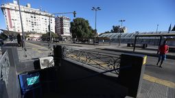 Vista de la estación de trenes y metro de Constitución, en Buenos Aires, vacía y cerrada.&nbsp;