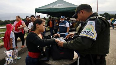 Venezolanos pasan un puesto de control en el puente internacional Simón Bolívar, en Cúcuta.