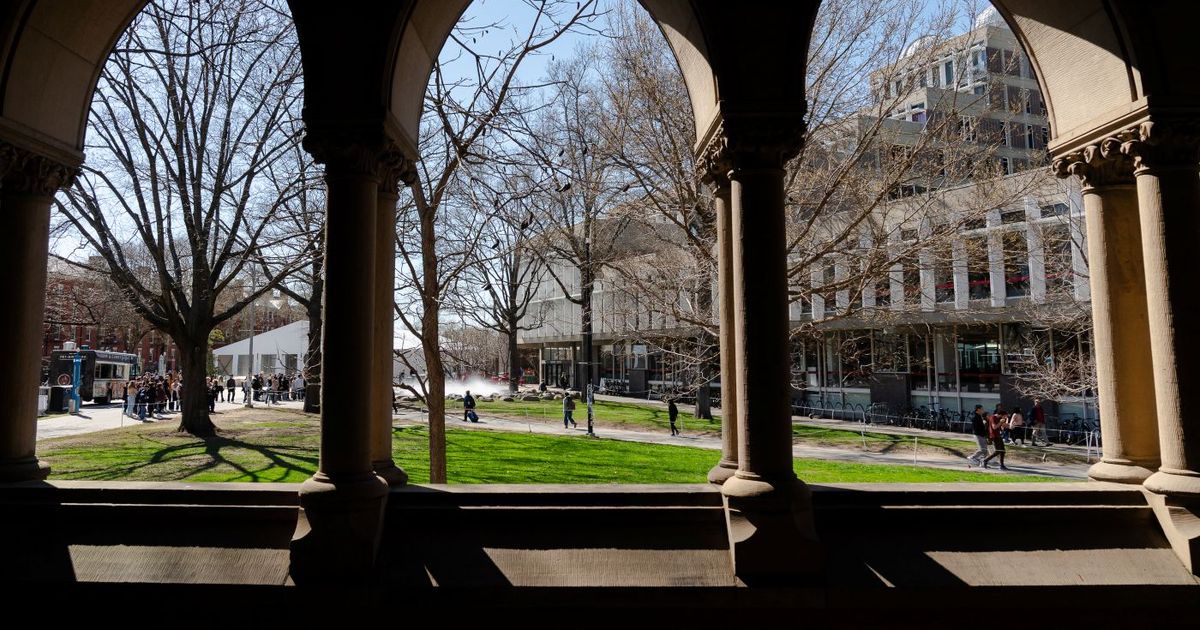 Grupo conservador demanda a Harvard por discriminación racial y sexual