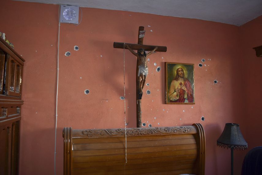 La pared de un cuarto de una casa aparece con hoyos de balazos tras un tiroteo entre efectivos de las fuerzas de seguridad de M&eacute;xico y presuntos integrantes de una banda de narcotraficantes, en Villa Uni&oacute;n, M&eacute;xico, el s&aacute;bado 30 de noviembre del 2019.&nbsp;