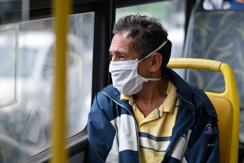 Un hombre usa una m&aacute;scara facial mientras viaja en un autob&uacute;s del sistema de tr&aacute;nsito r&aacute;pido en la ciudad de Guatemala el 31 de julio de 2020, en medio de la nueva pandemia de coronavirus. El transporte p&uacute;blico de la ciudad de Guatemala comenz&oacute; a operar a baja capacidad y con protocolos de higiene siguiendo la orden del presidente de Guatemala, Alejandro Giammattei, de comenzar la reactivaci&oacute;n de las actividades econ&oacute;micas.