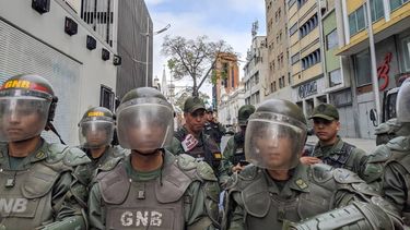 Desde tempranas horas de este domingo, funcionarios de la Guardia Nacional Bolivariana cerraron las calles alrededor del Parlamento Nacional para impedir el ingreso de los diputados opositores.