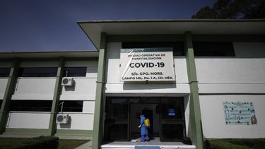 Un empleado desinfecta la entrada del Campo Militar 1 de Naucalpan, en las afueras de la Ciudad de M&eacute;xico, donde se atienden pacientes con COVID-19 el 23 de junio del 2020.