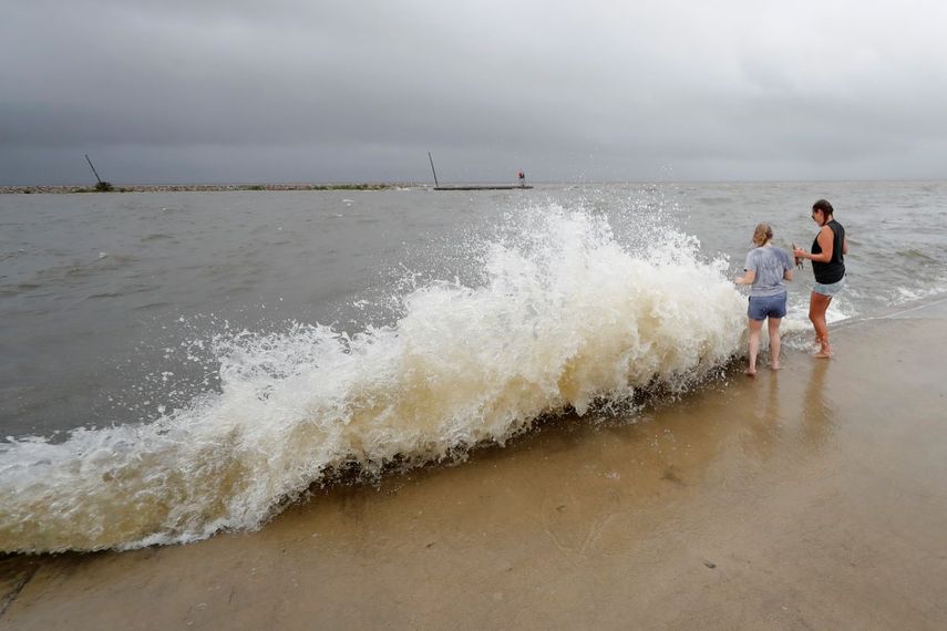 Los fuertes vientos causan olas en el Lago Pontchartrain cerca de Nueva Orleans el 7 de junio del 2020.