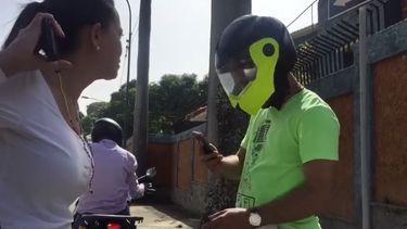 La dirigente opositora venezolana María Corina Machado enfrenta a uno de los presuntos agentes del SEBIN que la seguía a su casa.