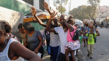 Vecinos huyen de sus casas durante los enfrentamientos entre la policía y miembros de una pandilla en el barrio de Portail en Puerto Príncipe, Haití, el jueves 29 de febrero de 2024.