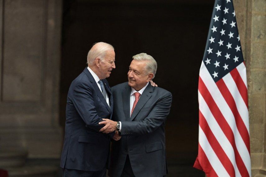 El presidente de los Estados Unidos, Joe Biden (izquierda), le da la mano a su homólogo mexicano, Andrés Manuel López Obrador, durante una ceremonia de bienvenida en el Palacio Nacional de la Ciudad de México, el 9 de enero de 2023. Se espera que una crisis regional de migración y tráfico de drogas domine las conversaciones entre el presidente estadounidense Joe Biden y su homólogo mexicano Andrés Manuel López Obrador el lunes. &nbsp; &nbsp;