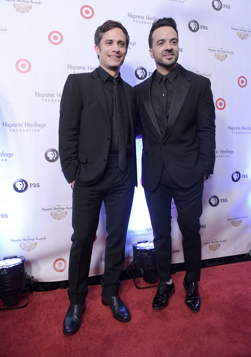 El actor mexicano ganador de un Globo de Oro Gael García Bernal y el cantante puertorriqueño&nbsp;Luis Fonsi.