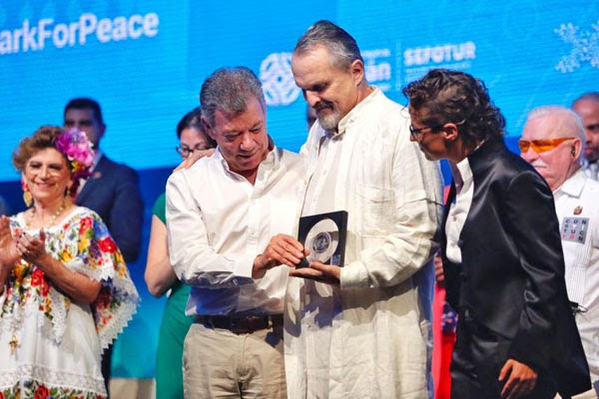 Miguel Bosé recibe de manos de Juan Manuel Santos la Medalla de la Cumbre por la Paz por Impacto Social. 