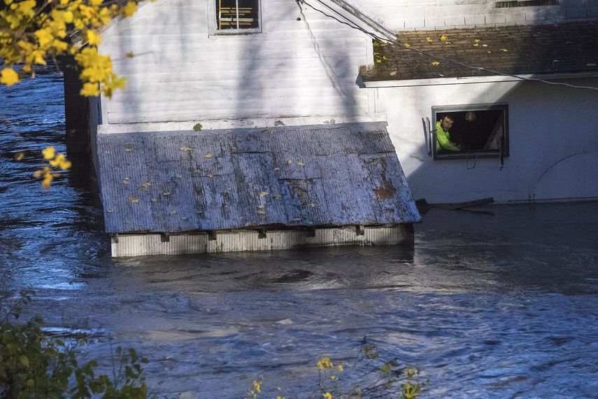 En imagen proporcionada por la oficina del gobernador del estado de Nueva York, un hombre observa al exterior desde la ventana de una vivienda inundada por aguas del r&iacute;o East Canada Creek, el viernes 1 de noviembre de 2019 en Dolgeville, Nueva York.&nbsp;