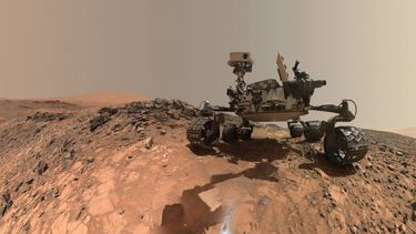 Autorretrato de bajo ángulo del robot Curiosity en Marte.