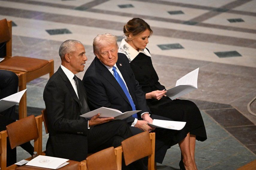 El expresidente estadounidense Barack Obama, el presidente electo Donald Trump y la exprimera dama Melania Trump llegan para asistir al funeral de Estado del expresidente estadounidense Jimmy Carter en la Catedral Nacional de Washington, en Washington, DC, el 9 de enero de 2025. 