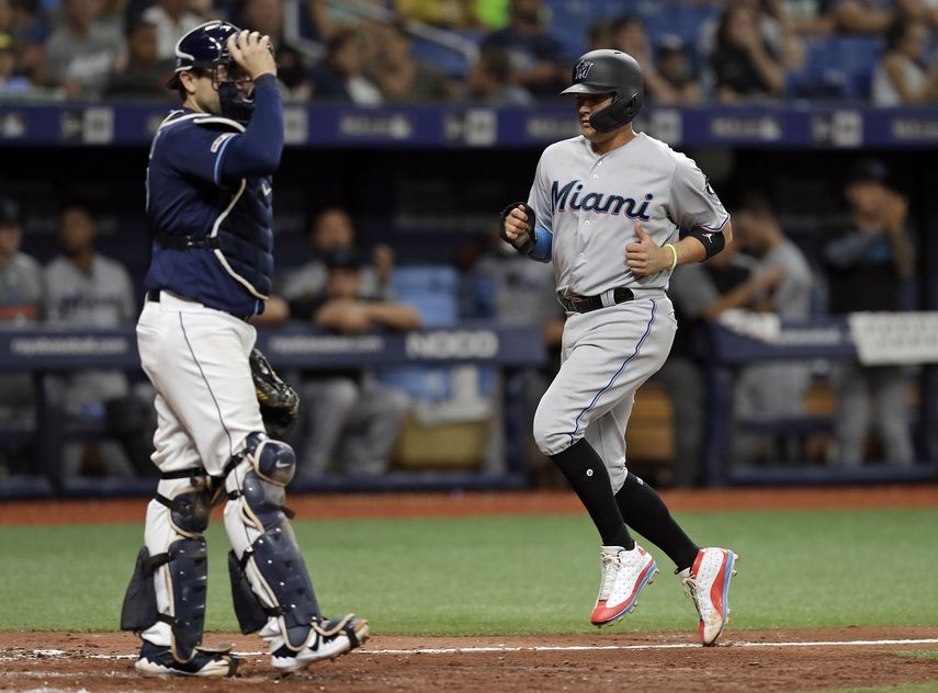 El venezolano&nbsp;Miguel Rojas (der.) de los Marlins de Miami estaba atravesando un buen momento en la temporada.