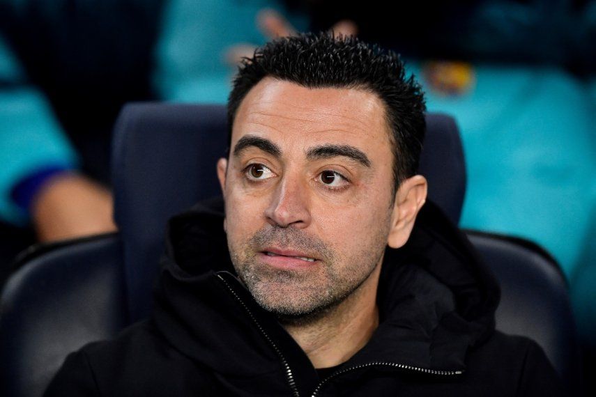 El entrenador del Barcelona, Xavi Hernández, observa desde el banquillo durante un encuentro de su equipo contra el Manchester United.