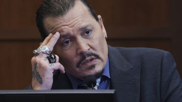 El actor Johnny Depp testifica en el Tribunal de Circuito del Condado de Fairfax en Fairfax, Virginia, el 25 de mayo de 2022.&nbsp;