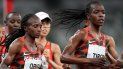 Agnes Tirop (derecha) compite en la final de los 5.000 metros femenil en los Juegos Olímpicos de Tokio Agnes Tirop (derecha) compite en la final de los 5.000 metros femenil en los Juegos Olímpicos de Tokio