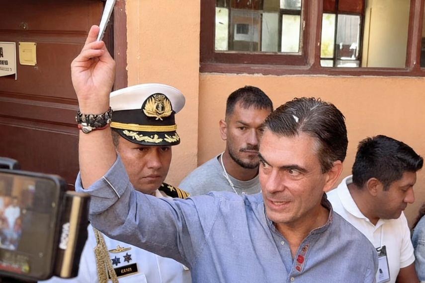 Rodrigo Paz, presidente de Bolivia, luego de votar en la segunda vuelta de las elecciones regionales este 19 de abril 2026