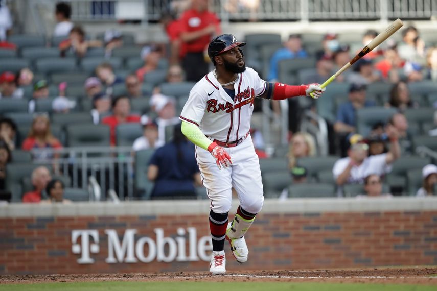 El dominicano Marcell Ozuna, de los Bravos de Atlanta, conecta un batazo contra los Piratas de Pittsburg, durante un partido en Atlanta, el sábado 22 de mayo de 2021