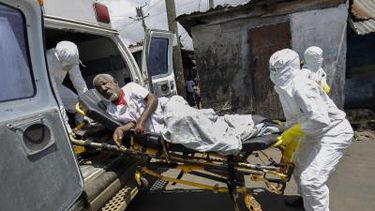 Dos sanitarios trasladan a un paciente que supuestamente padece ébola en la ciudad de Monrovia, Liberia. (EFE ARCHIVO)